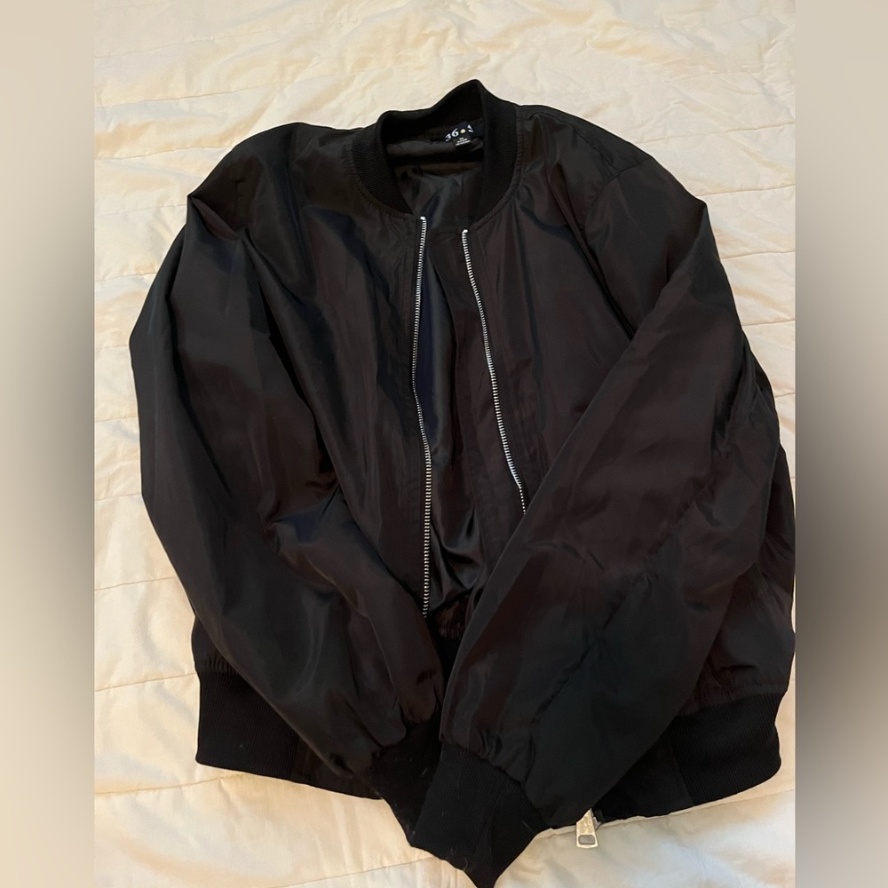 Cute black bomber jacket! Never worn and in a size M!